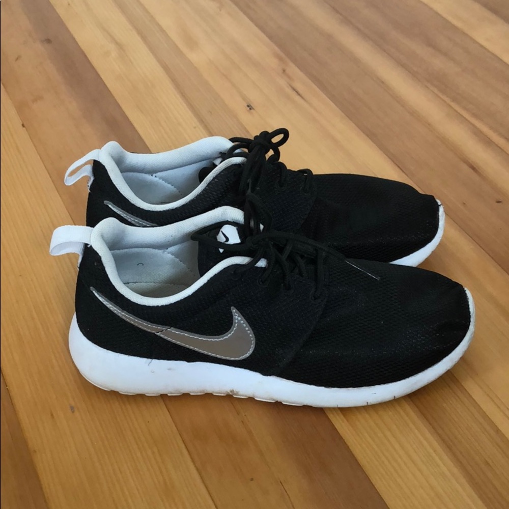 Black Nike Roshes